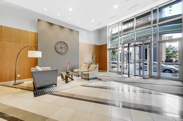 $348,000 | 125 South Jefferson Street, Unit 2207, Chicago, IL 60661