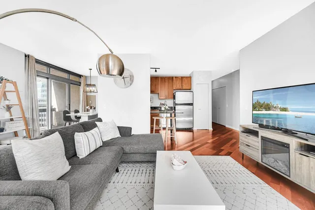 $348,000 | 125 South Jefferson Street, Unit 2207, Chicago, IL 60661