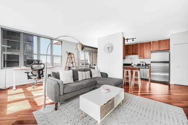 $348,000 | 125 South Jefferson Street, Unit 2207, Chicago, IL 60661