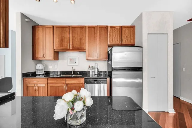 $348,000 | 125 South Jefferson Street, Unit 2207, Chicago, IL 60661