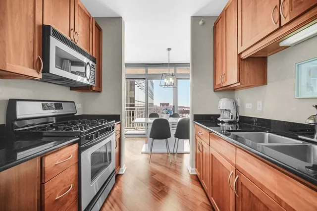 $348,000 | 125 South Jefferson Street, Unit 2207, Chicago, IL 60661