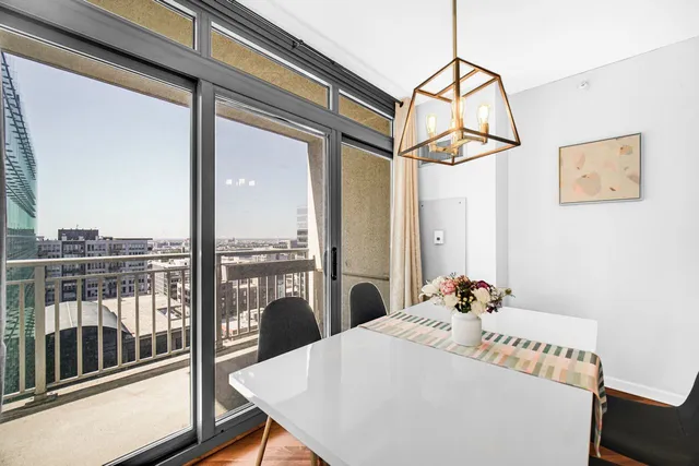 $348,000 | 125 South Jefferson Street, Unit 2207, Chicago, IL 60661