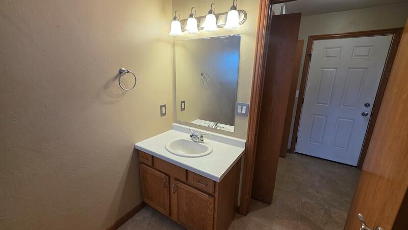 4725 Fox Grove Road Sheboygan, WI 53081 - Photo 12 of 41 Full Bathroom Main Level(1)