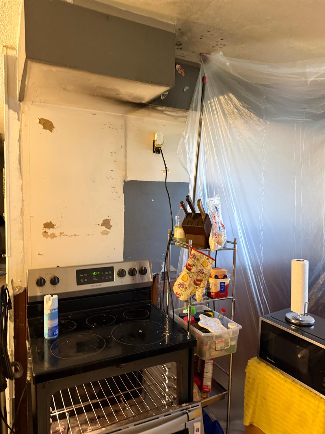 7205 Chesney Way Rio Linda, CA 95673 - Photo 3 of 37 a view of a workspace with furniture