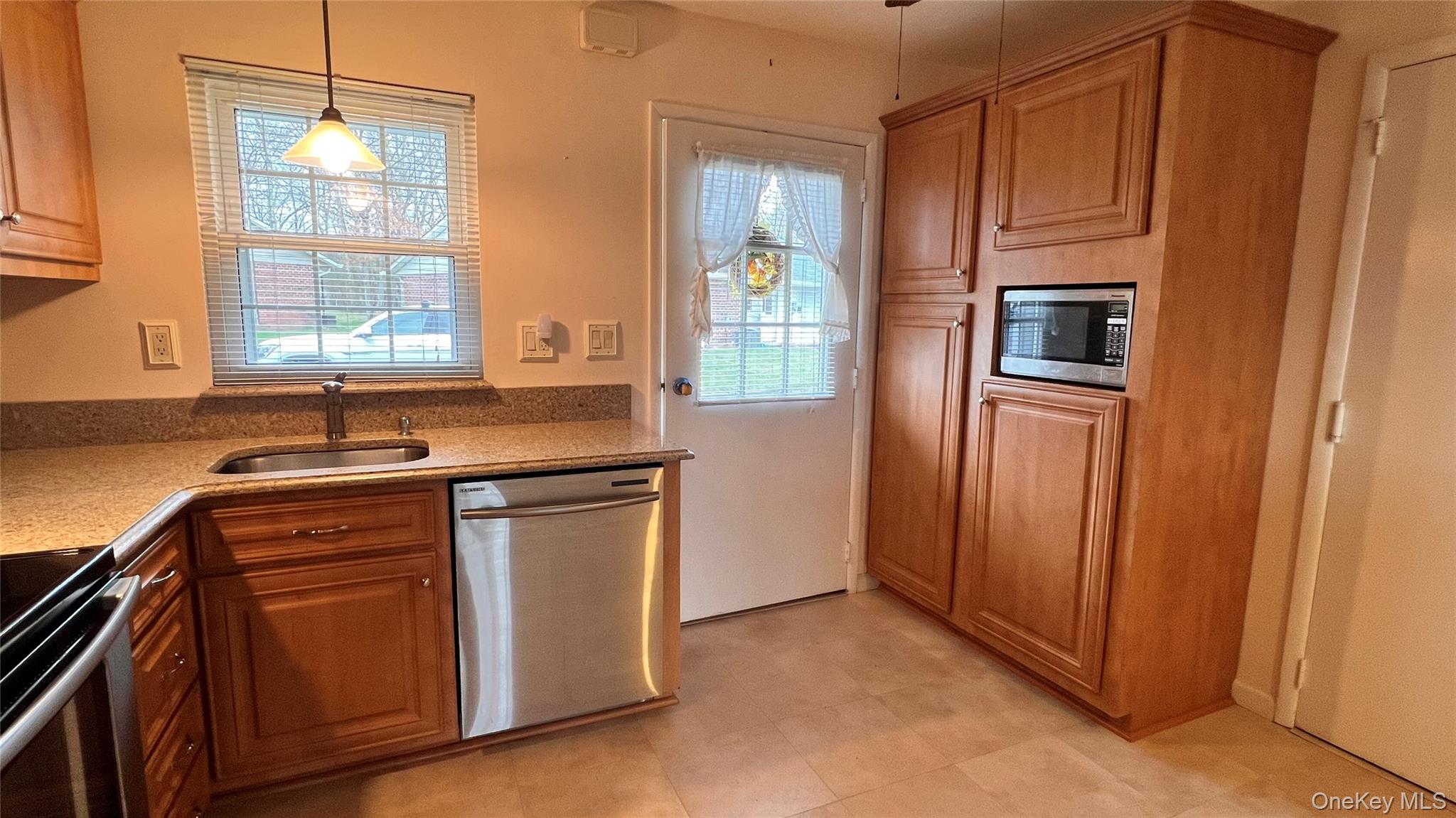 72 Enfield Court, Unit A Ridge, NY 11961 - Photo 8 of 15