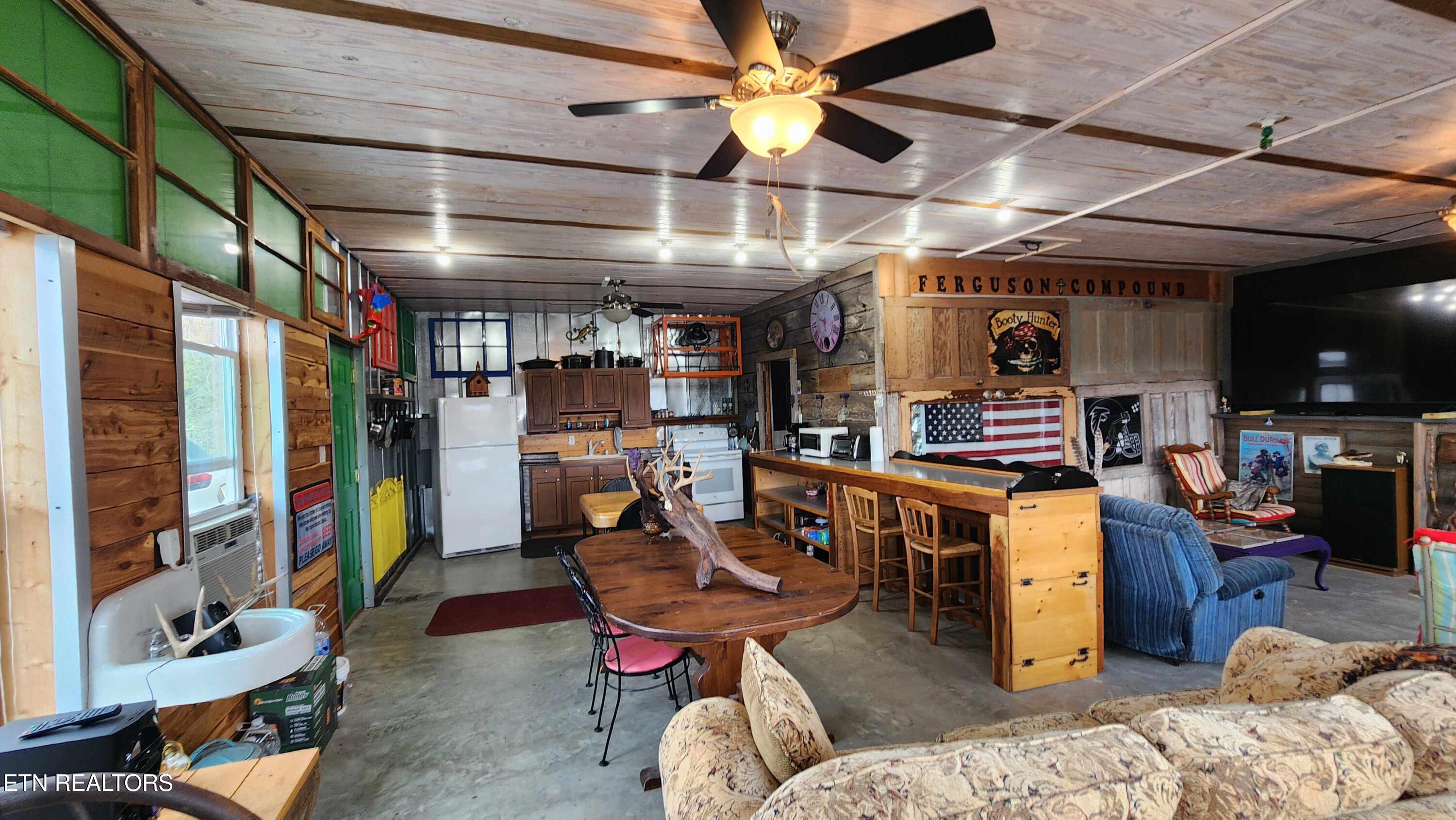 276 Schelley Road Gainesboro, TN 38562 - Photo 21 of 55 276 Schellley Road Gainsboro -- Living R