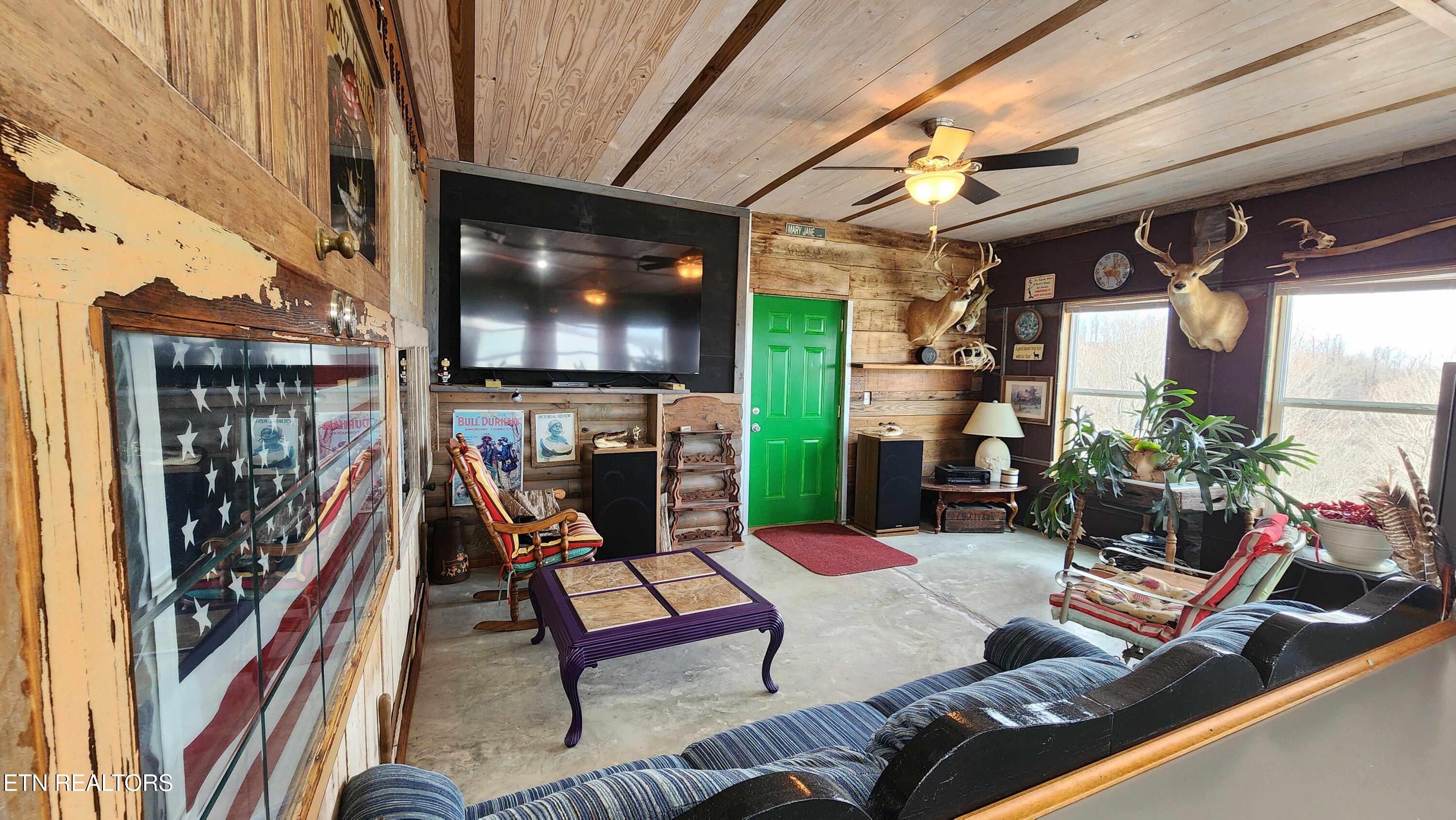 276 Schelley Road Gainesboro, TN 38562 - Photo 22 of 55 276 Schellley Road Gainsboro -- Living R