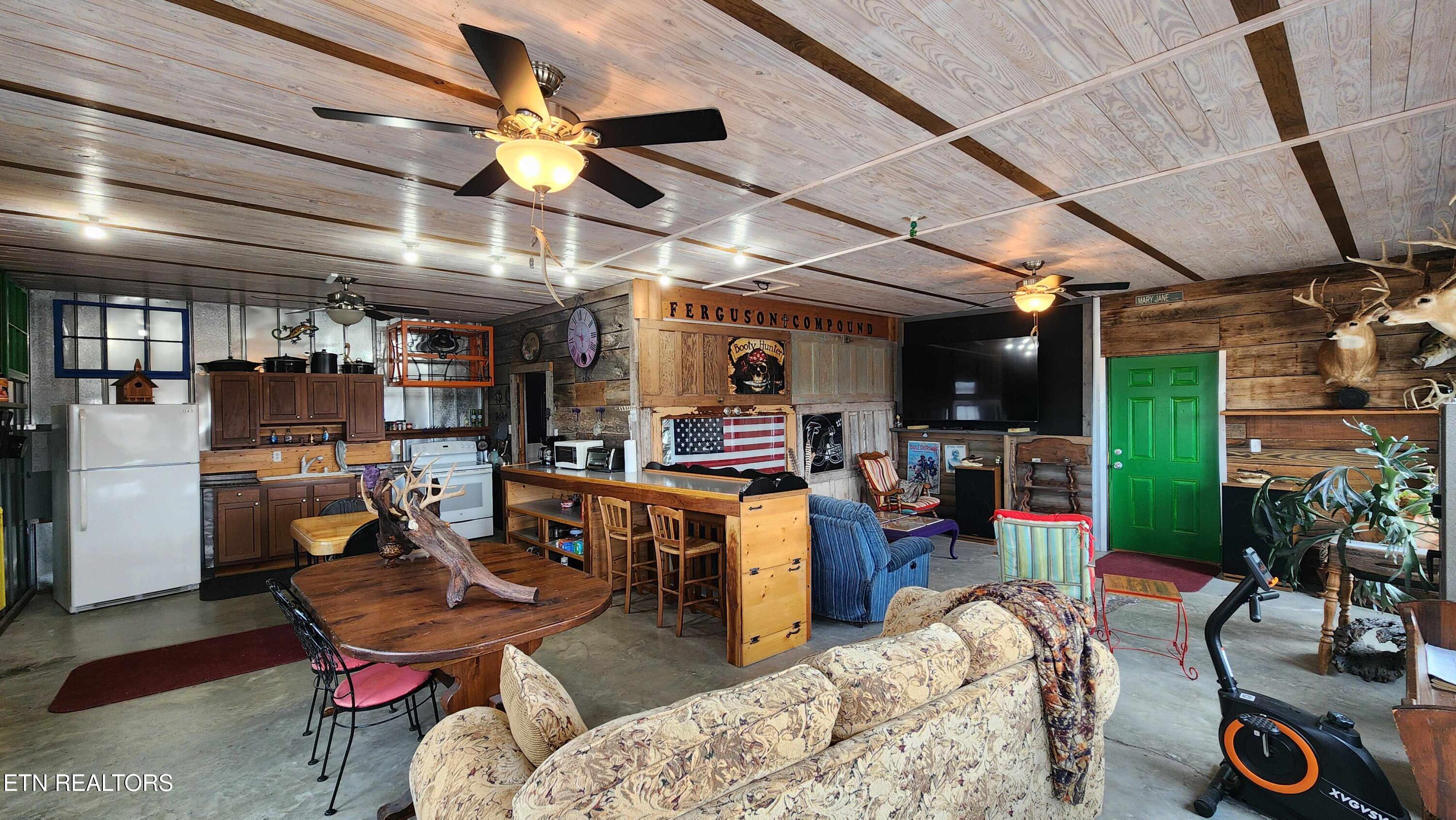 276 Schelley Road Gainesboro, TN 38562 - Photo 25 of 55 276 Schellley Road Gainsboro -- Living R