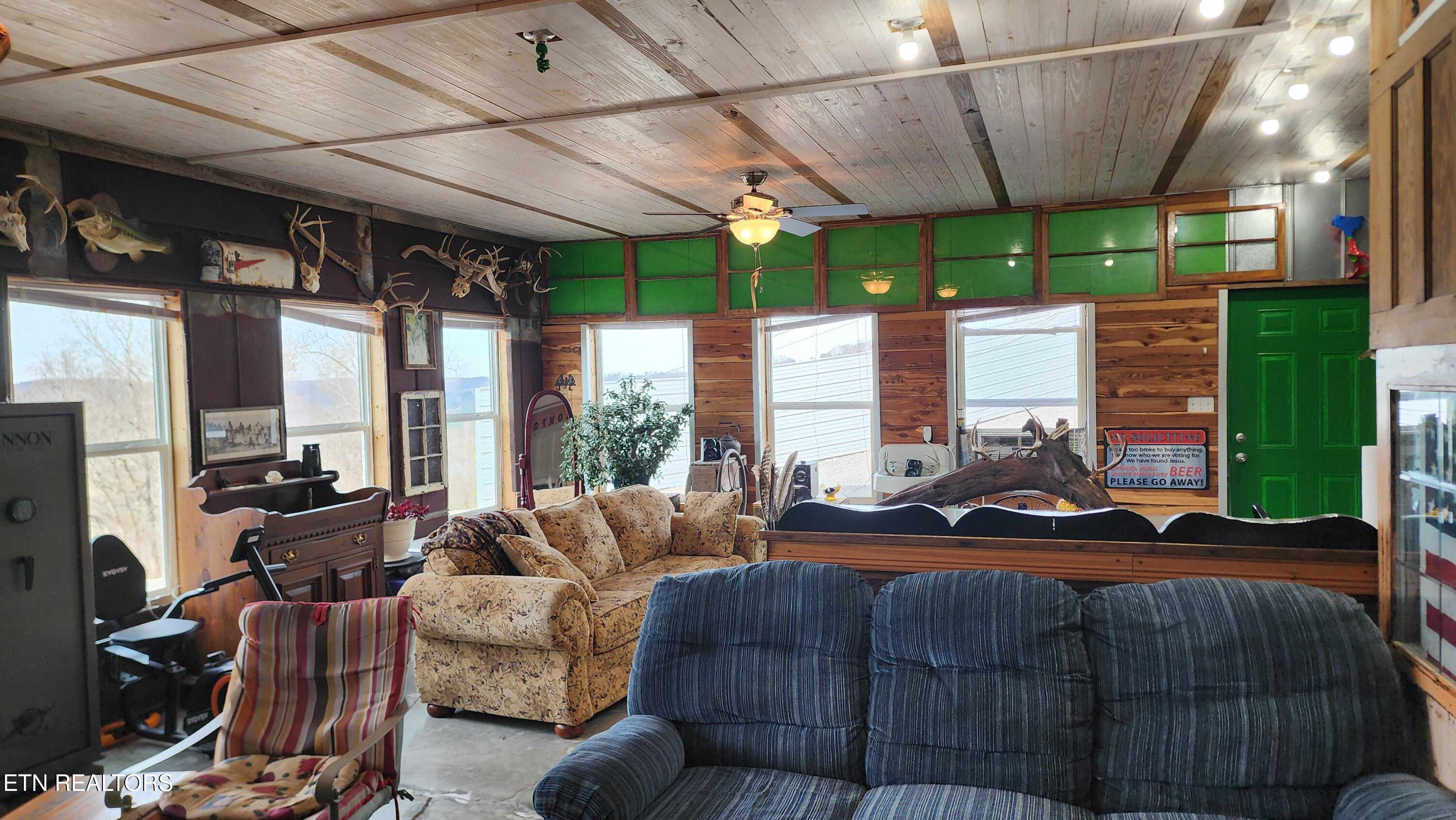 276 Schelley Road Gainesboro, TN 38562 - Photo 26 of 55 276 Schellley Road Gainsboro -- Living R