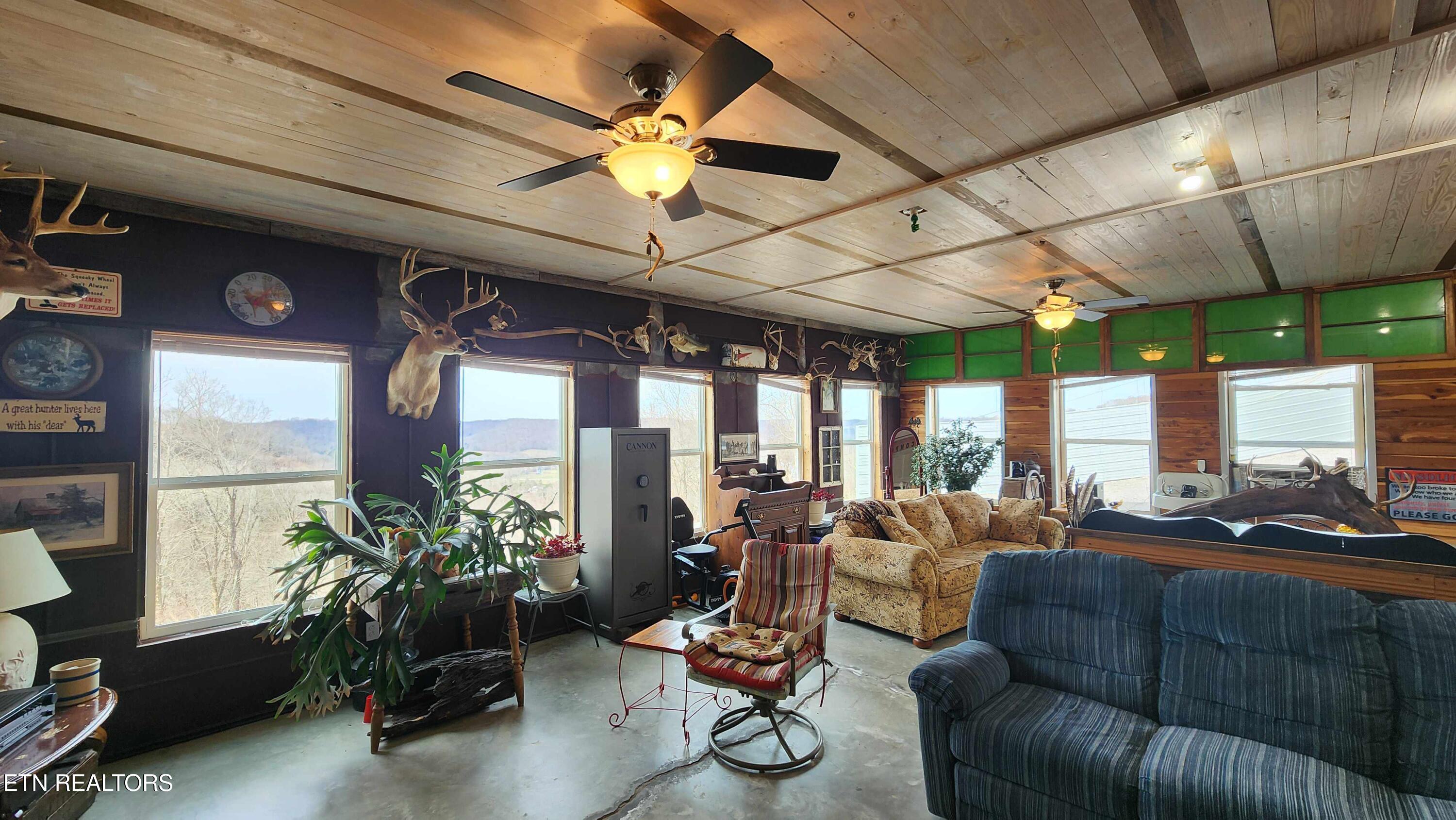 276 Schelley Road Gainesboro, TN 38562 - Photo 27 of 55 276 Schellley Road Gainsboro -- Living R