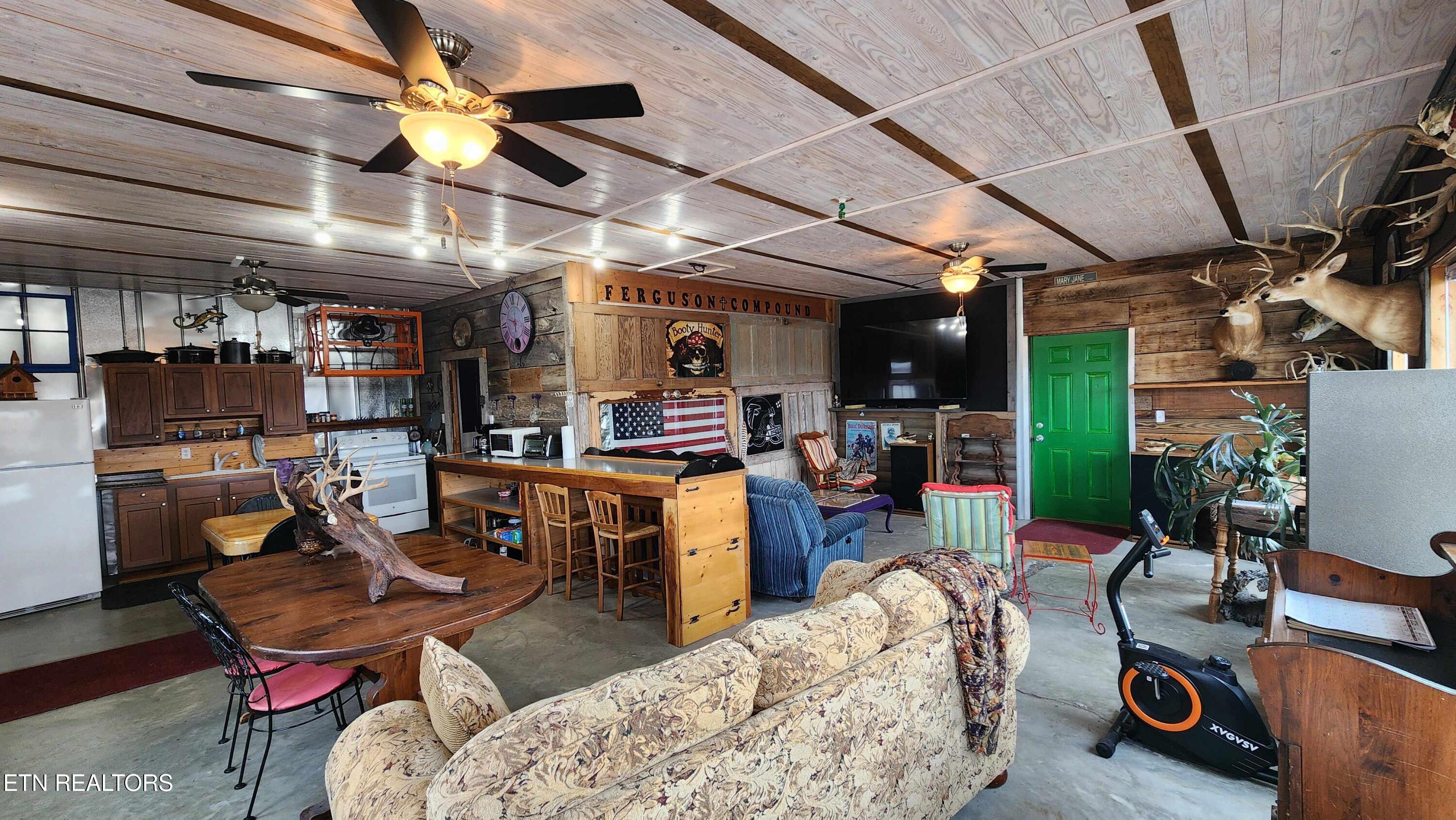 276 Schelley Road Gainesboro, TN 38562 - Photo 28 of 55 276 Schellley Road Gainsboro -- Living R