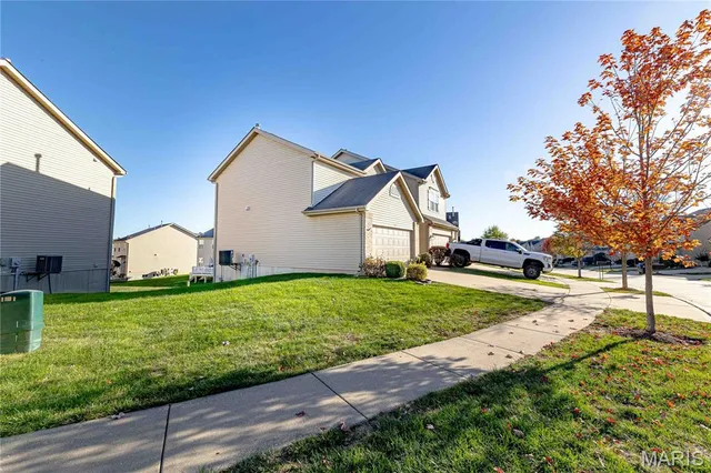 $287,500 | 618 Country Heights Drive, Lake St. Louis, MO 63367