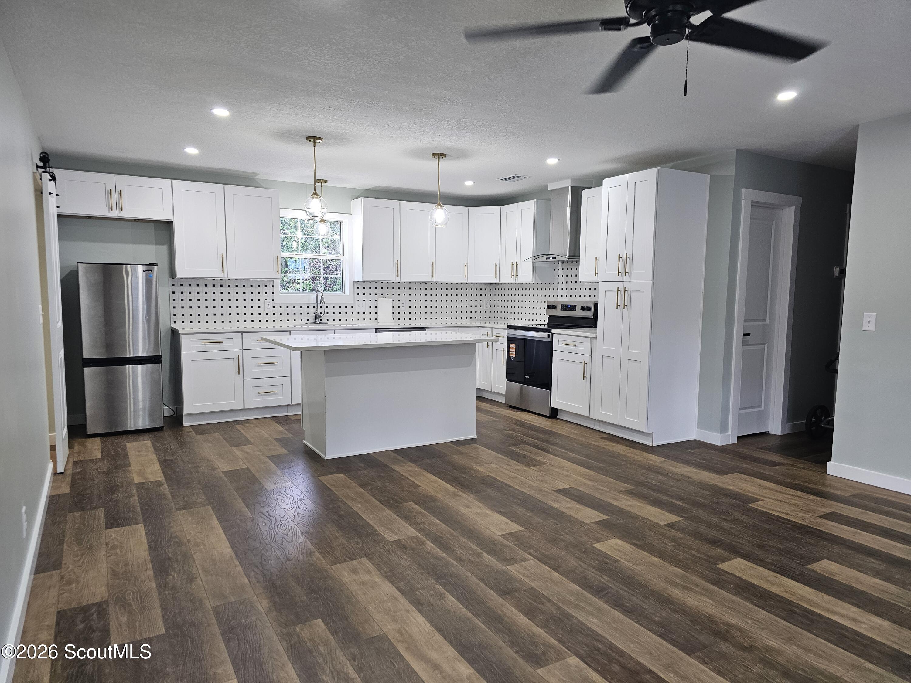 101 Dover Circle Brunswick, GA 31525 - Photo 5 of 32 Living Room/Kitchen