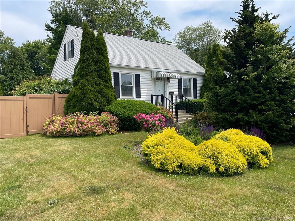 a view of a house with backyard and garden