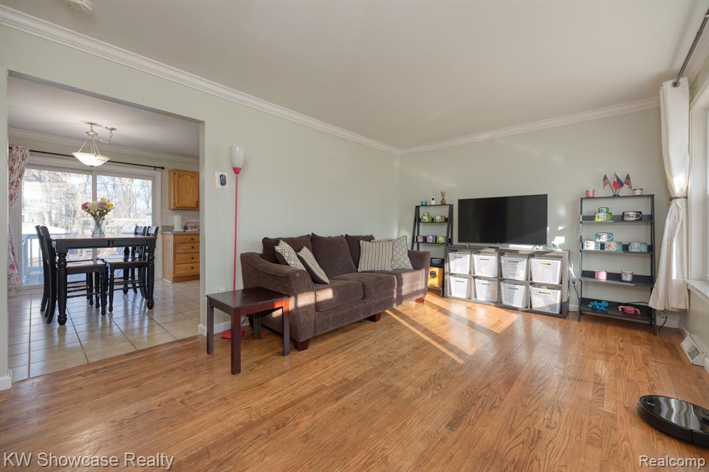 2430 Keith Road West Bloomfield, MI 48324 - Photo 4 of 21