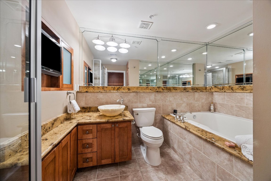 360 Nueces Street, Unit 3504 Austin, TX 78701 - Photo 22 of 40 Primary bathroom with jetted two person tub