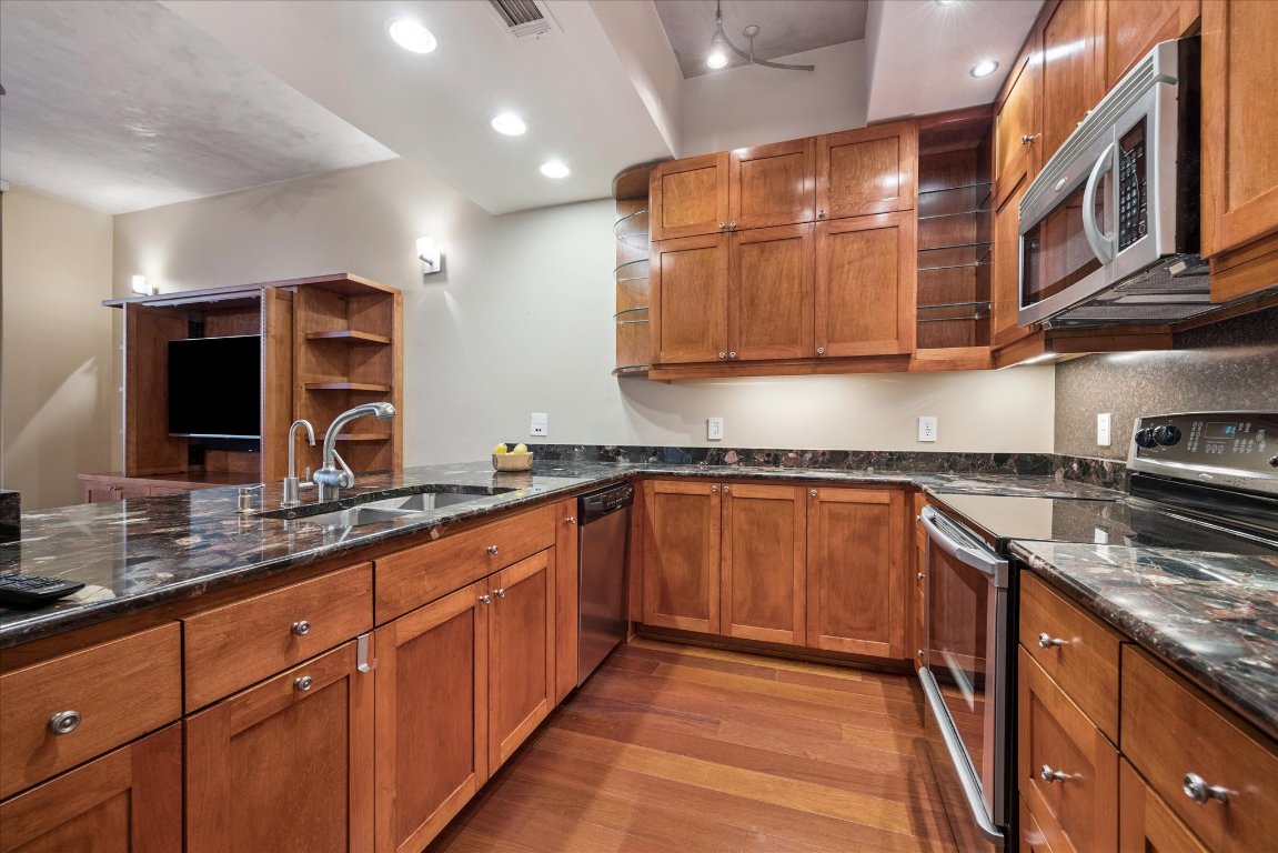 360 Nueces Street, Unit 3504 Austin, TX 78701 - Photo 8 of 40 Open kitchen