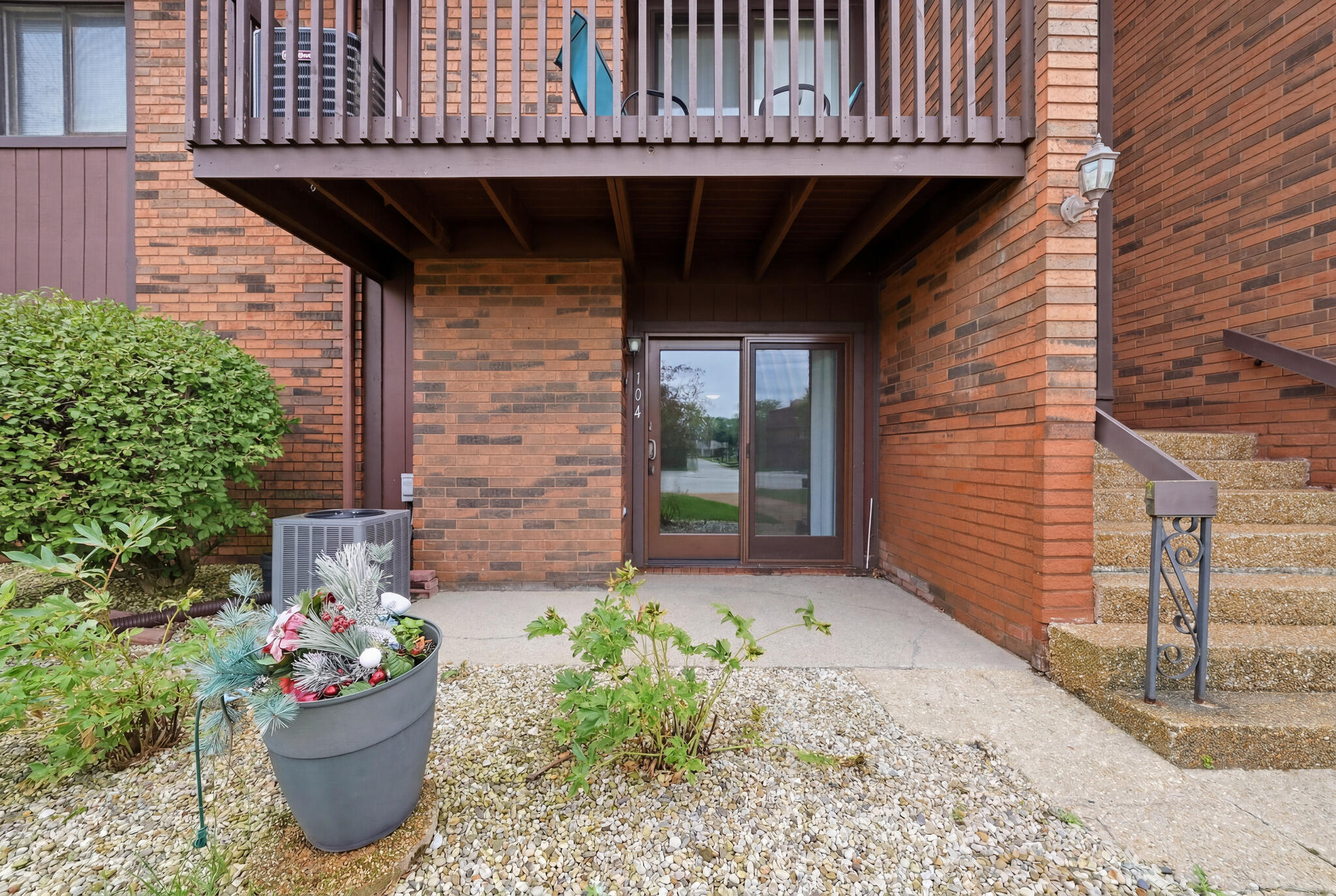2023 West 45th Street, Unit 104 Highland, IN 46322 - Photo 4 of 22 2048x1374