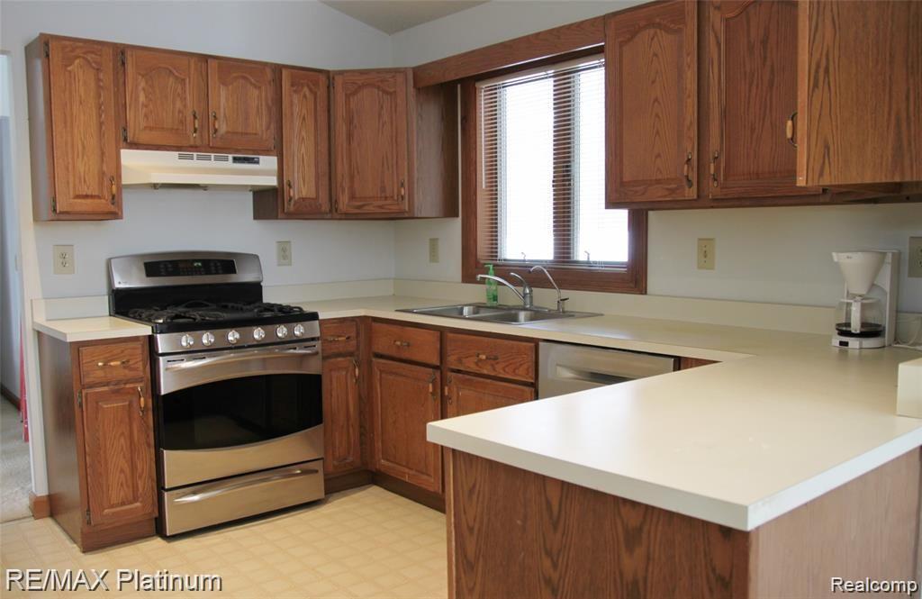 1258 Baker Road Fenton, MI 48430 - Photo 8 of 36