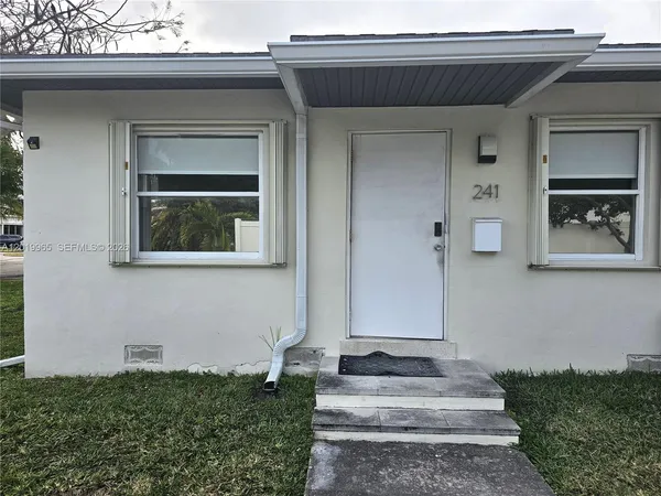 $2,200 | 241 Northeast 1st Terrace, Unit 12, Dania Beach, FL 33004
