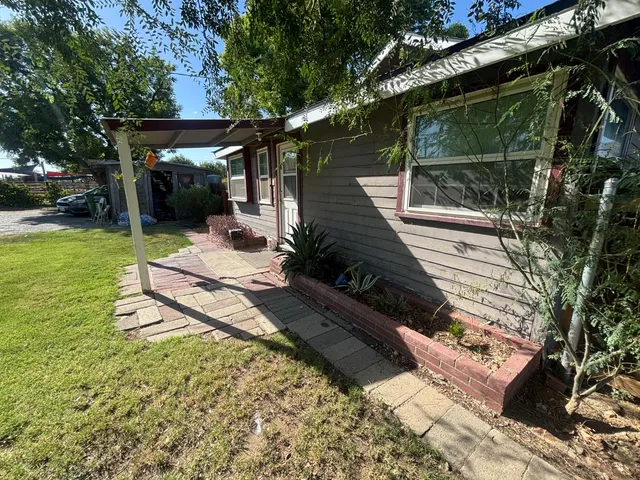 a view of a backyard