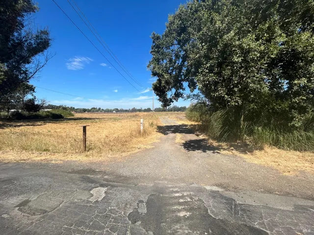 a view of back yard of the house