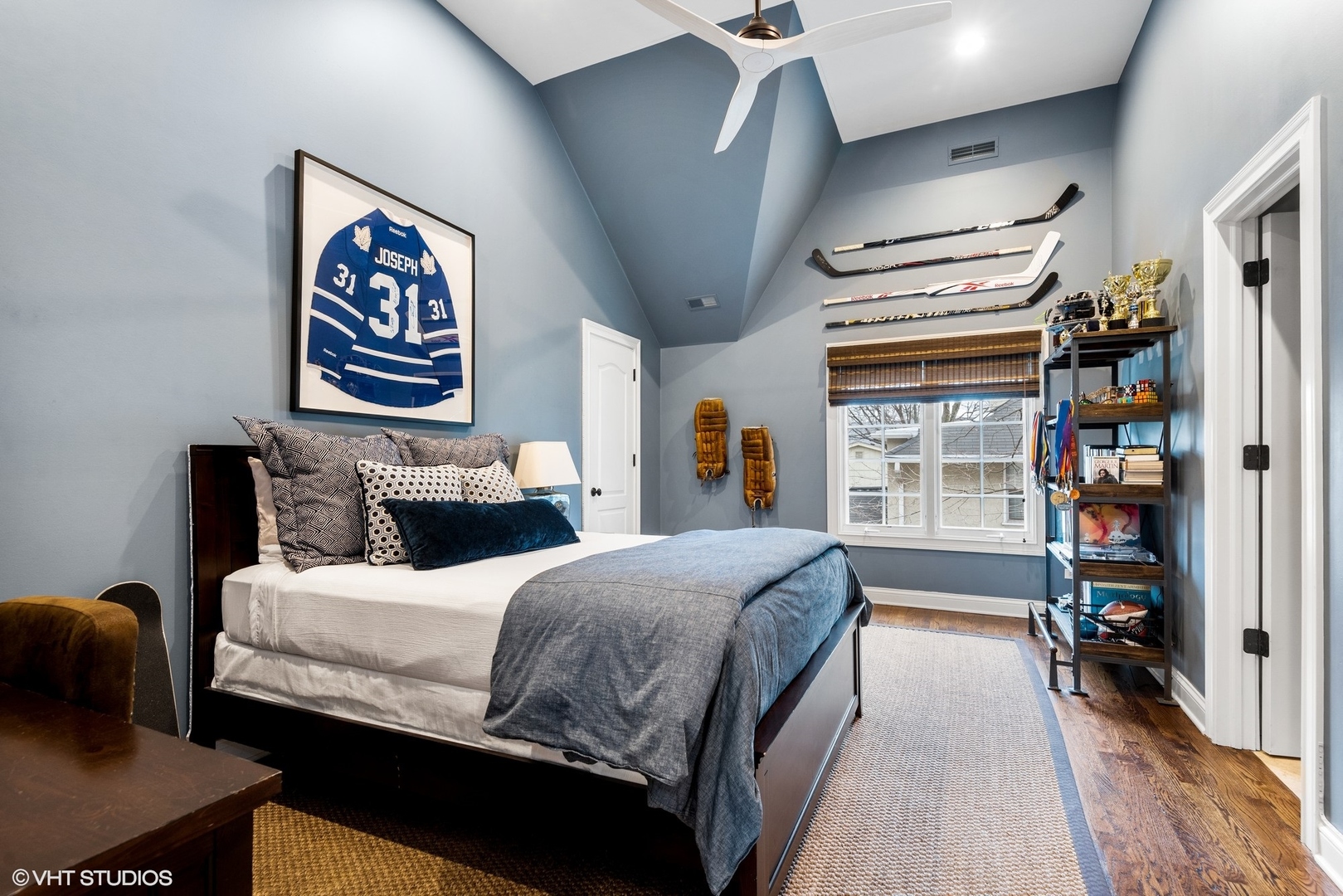 861 Bluff Street Glencoe, IL 60022 - Photo 32 of 51 a bedroom with a bed and a book shelf