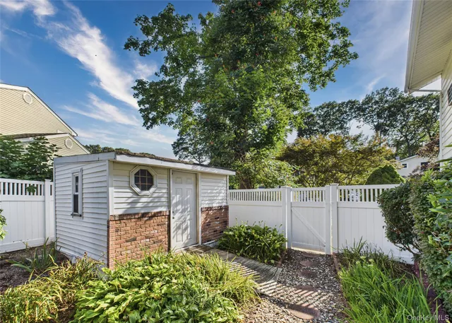 $799,999 | 5 Gristmill Drive, Kings Park, NY 11754