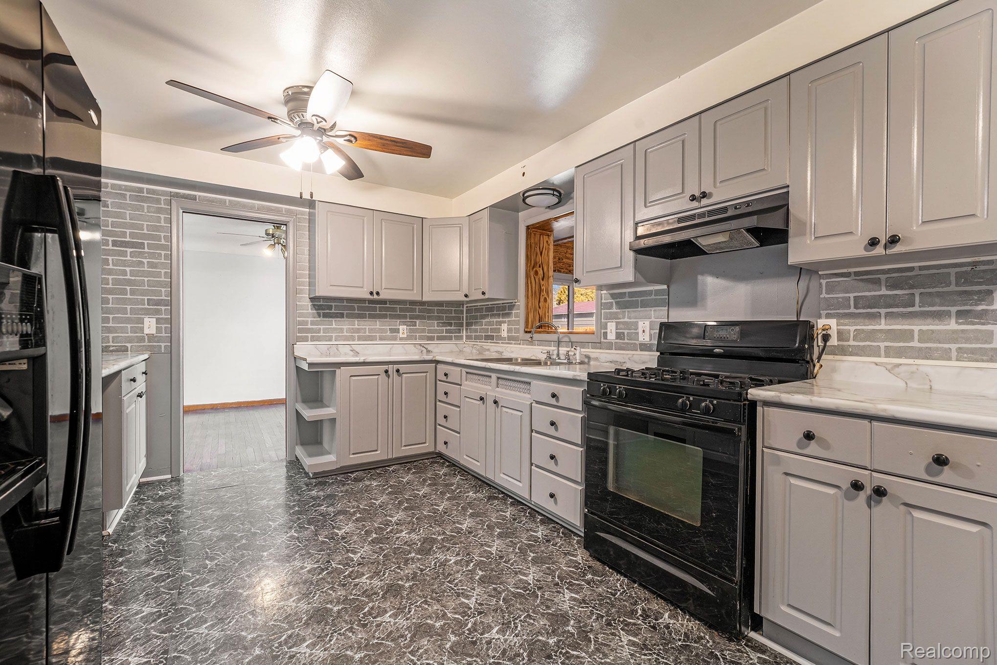 6040 Lakeshore Road Fort Gratiot, MI 48059 - Photo 8 of 21 Kitchen