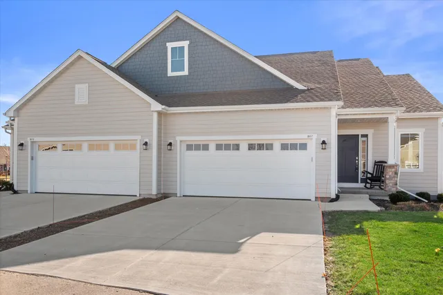 $369,900 | 807 Bridlewood Drive, Unit 11, Hartford, WI 53027