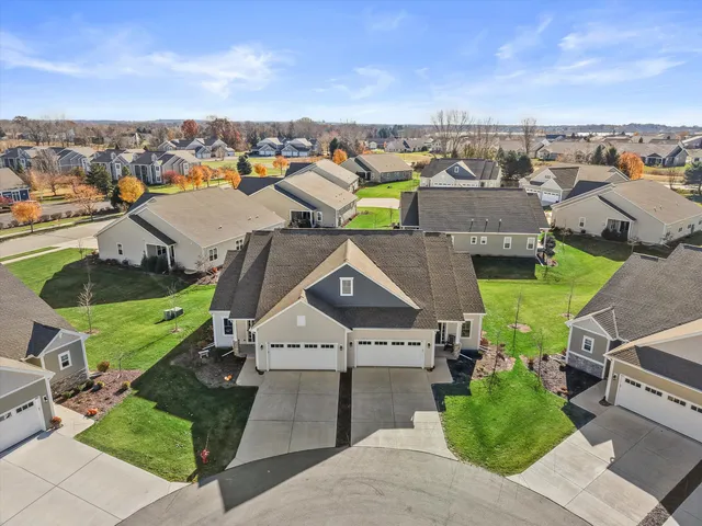 $369,900 | 807 Bridlewood Drive, Unit 11, Hartford, WI 53027