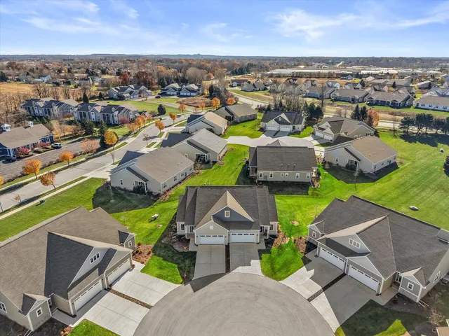 $369,900 | 807 Bridlewood Drive, Unit 11, Hartford, WI 53027