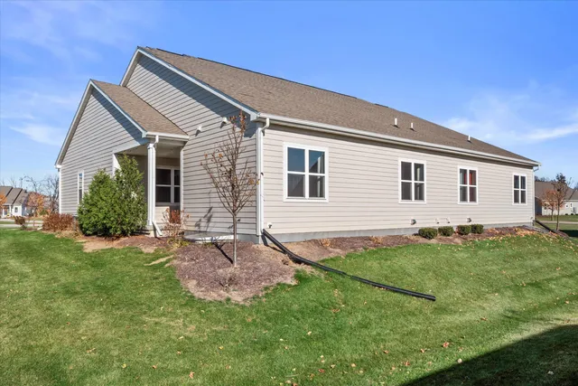 $369,900 | 807 Bridlewood Drive, Unit 11, Hartford, WI 53027