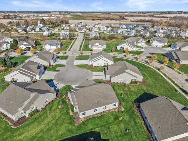 $369,900 | 807 Bridlewood Drive, Unit 11, Hartford, WI 53027