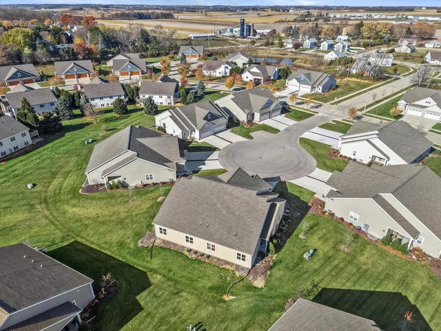 $369,900 | 807 Bridlewood Drive, Unit 11, Hartford, WI 53027