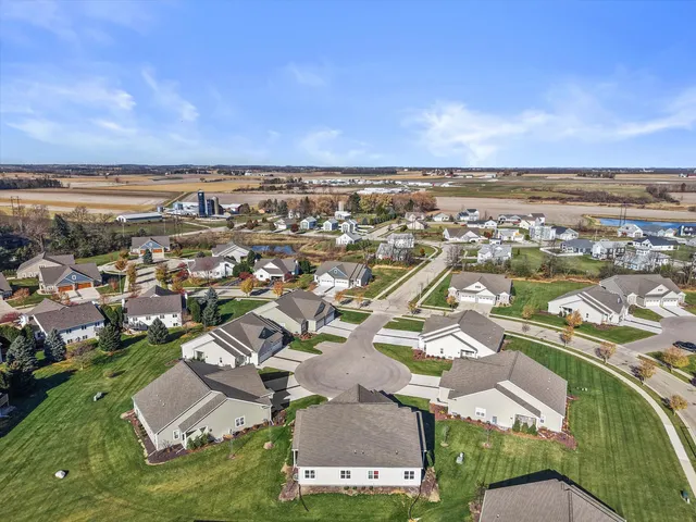 $369,900 | 807 Bridlewood Drive, Unit 11, Hartford, WI 53027