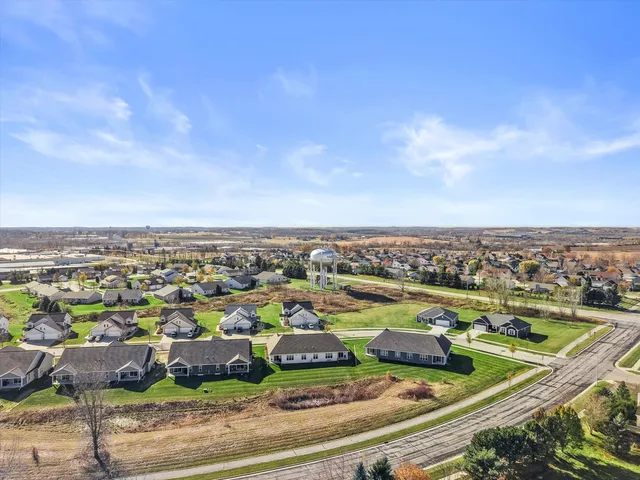 $369,900 | 807 Bridlewood Drive, Unit 11, Hartford, WI 53027