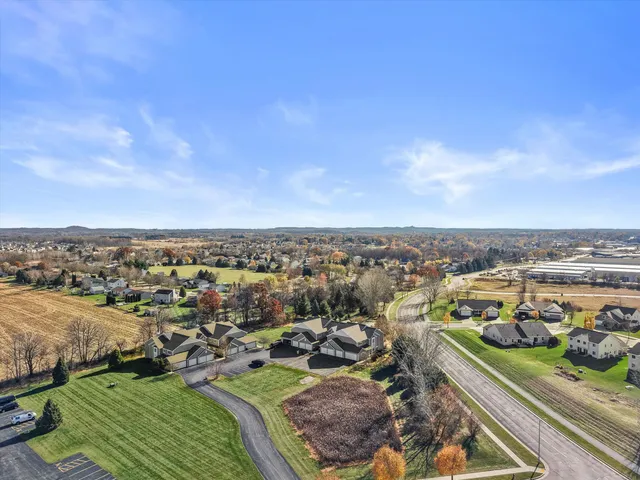 $369,900 | 807 Bridlewood Drive, Unit 11, Hartford, WI 53027