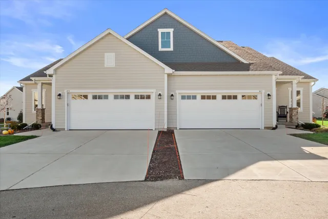 $369,900 | 807 Bridlewood Drive, Unit 11, Hartford, WI 53027