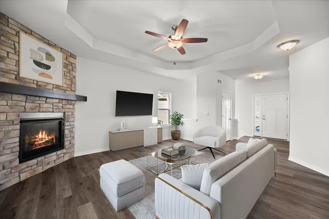 $369,900 | 807 Bridlewood Drive, Unit 11, Hartford, WI 53027