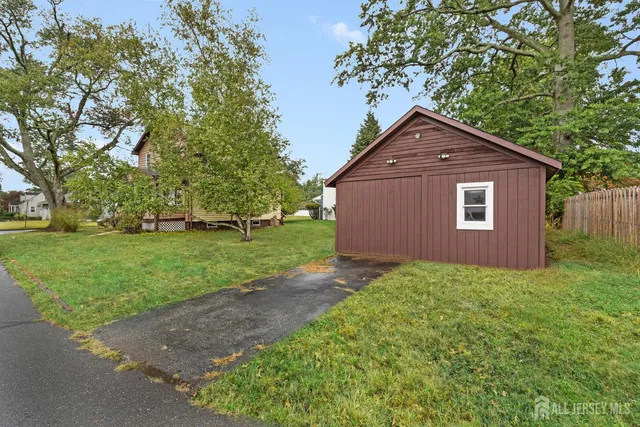 a view of a house with yard
