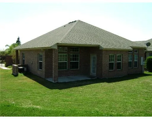 a view of front of a house with a yard