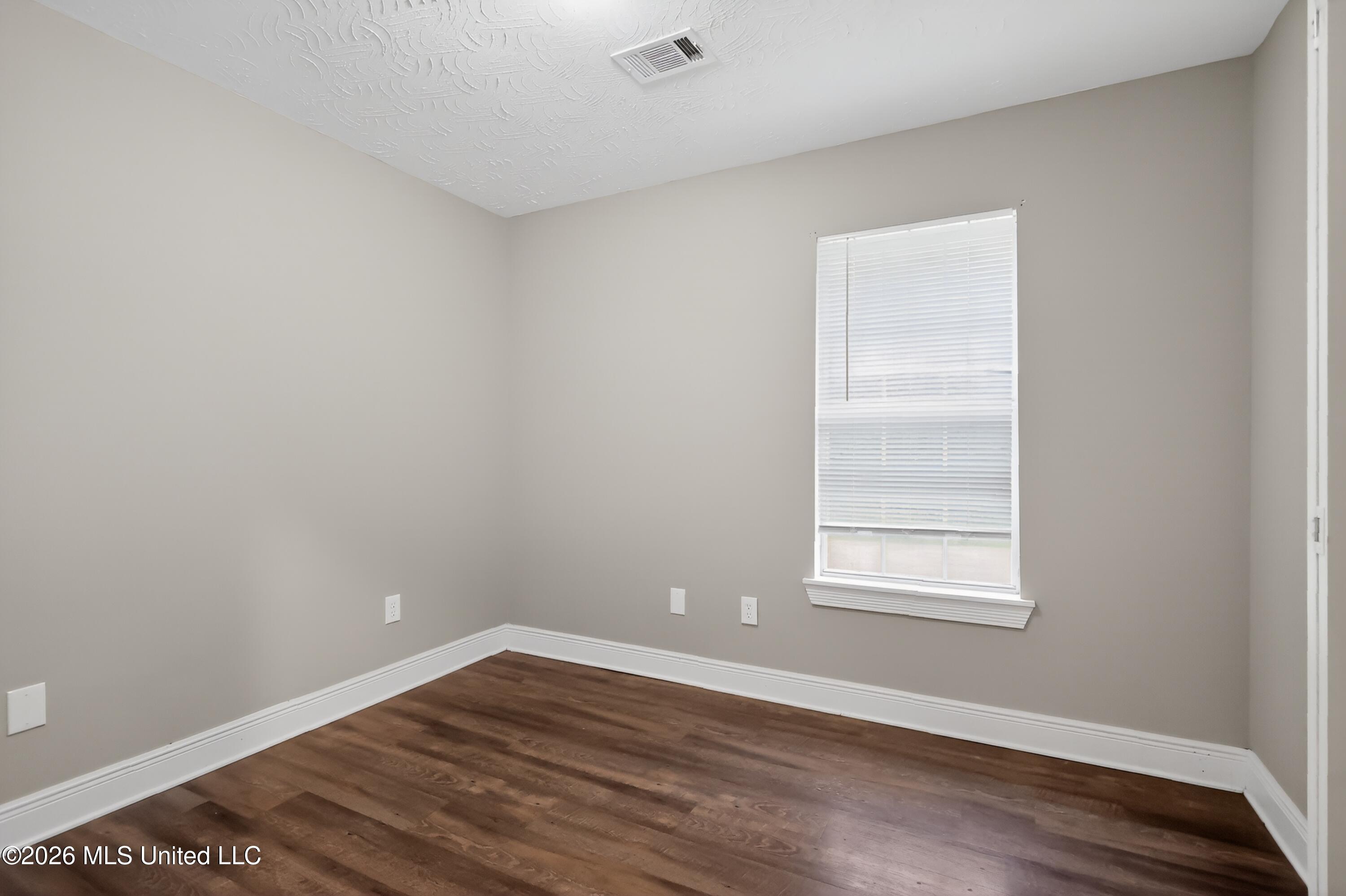 4003 West Lake Road Jackson, MS 39212 - Photo 15 of 38 15_4003_W_Lake_Rd-Living_room-5521