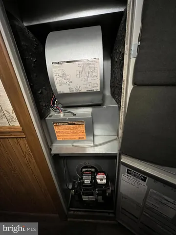 a view of entryway with kitchen