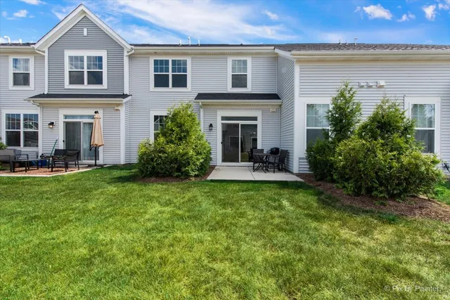 a view of a yard in front of a house