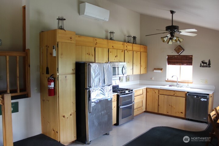 302 Davies Road Oroville, WA 98844 - Photo 3 of 37