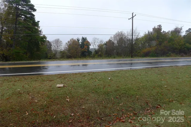 a view of yard with mountain view
