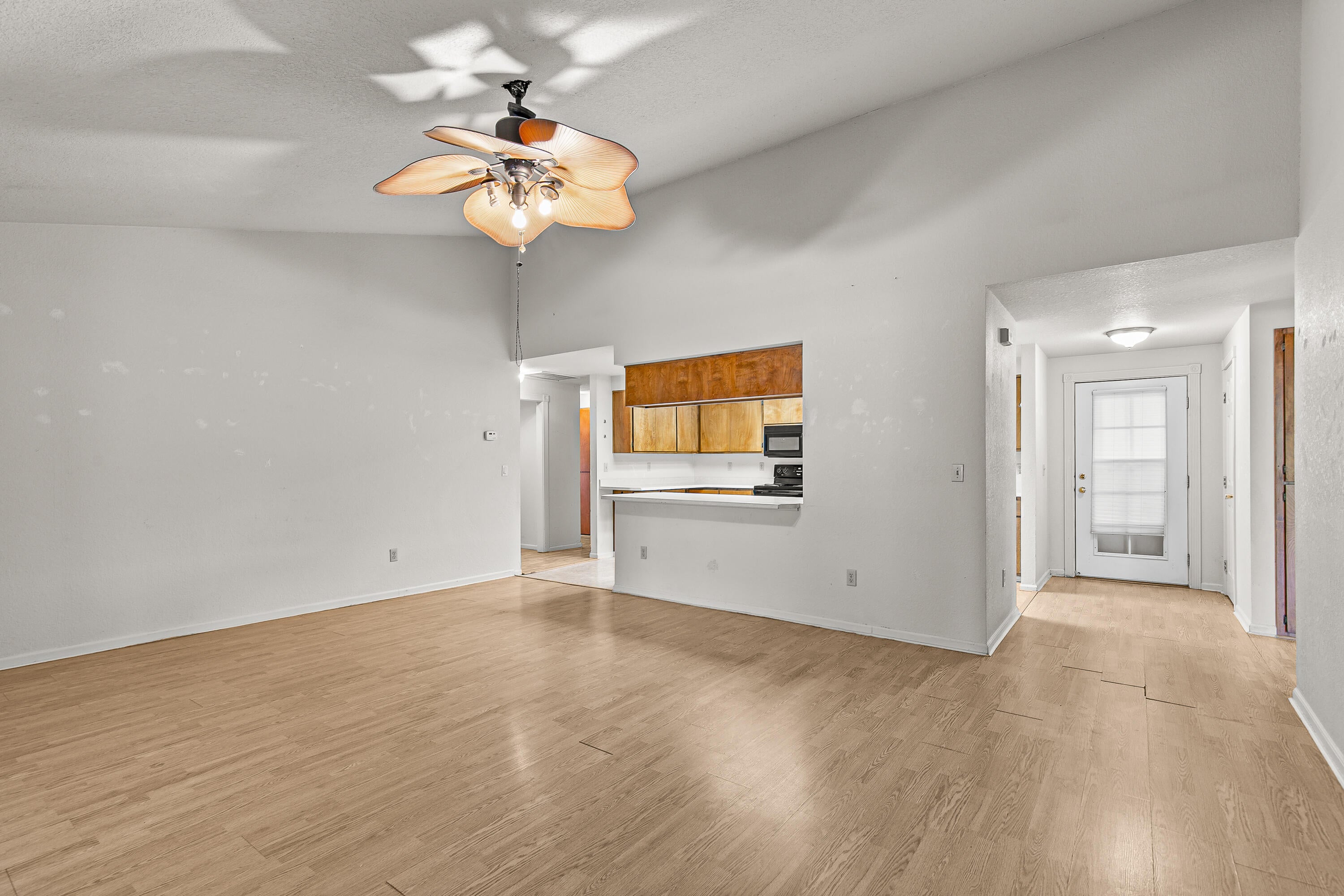 2931 Aldersgate Road Medford, OR 97504 - Photo 10 of 39 9 - Living Room