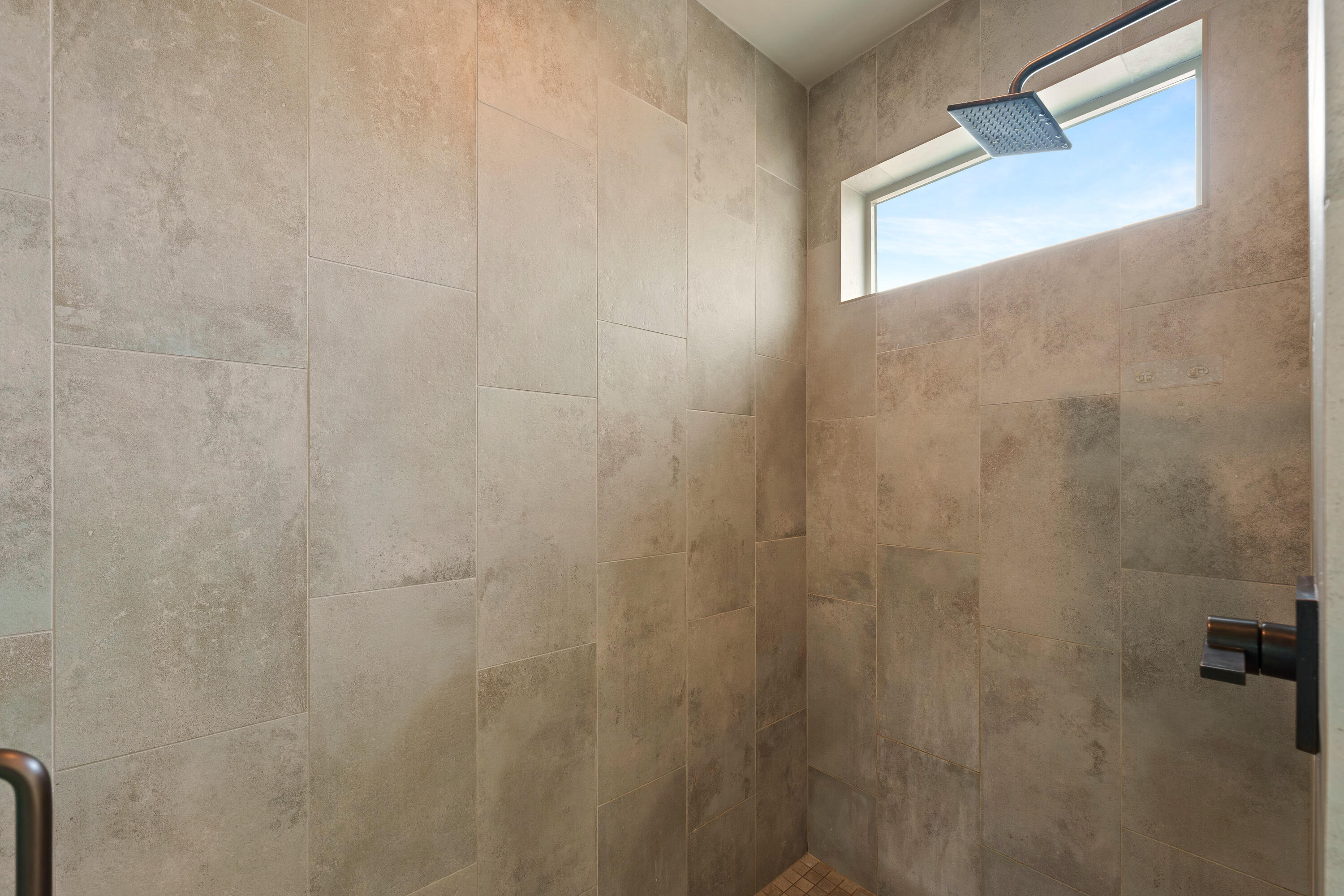60869 Southwest Headwaters Loop Bend, OR 97702 - Photo 26 of 50 Full height tile shower in primary bathroom