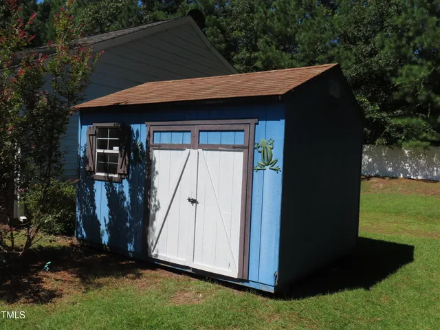 a view of a backyard